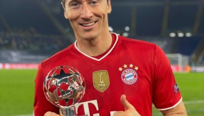 18岁小将抢戏莱万 穆夏拉完美饰演穆勒替身