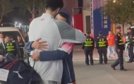 Kaiyun Sports-开云体育-沪鲁G2赛后暖心时刻！张镇麟高诗岩拥抱告别，曾经战友均证明价值